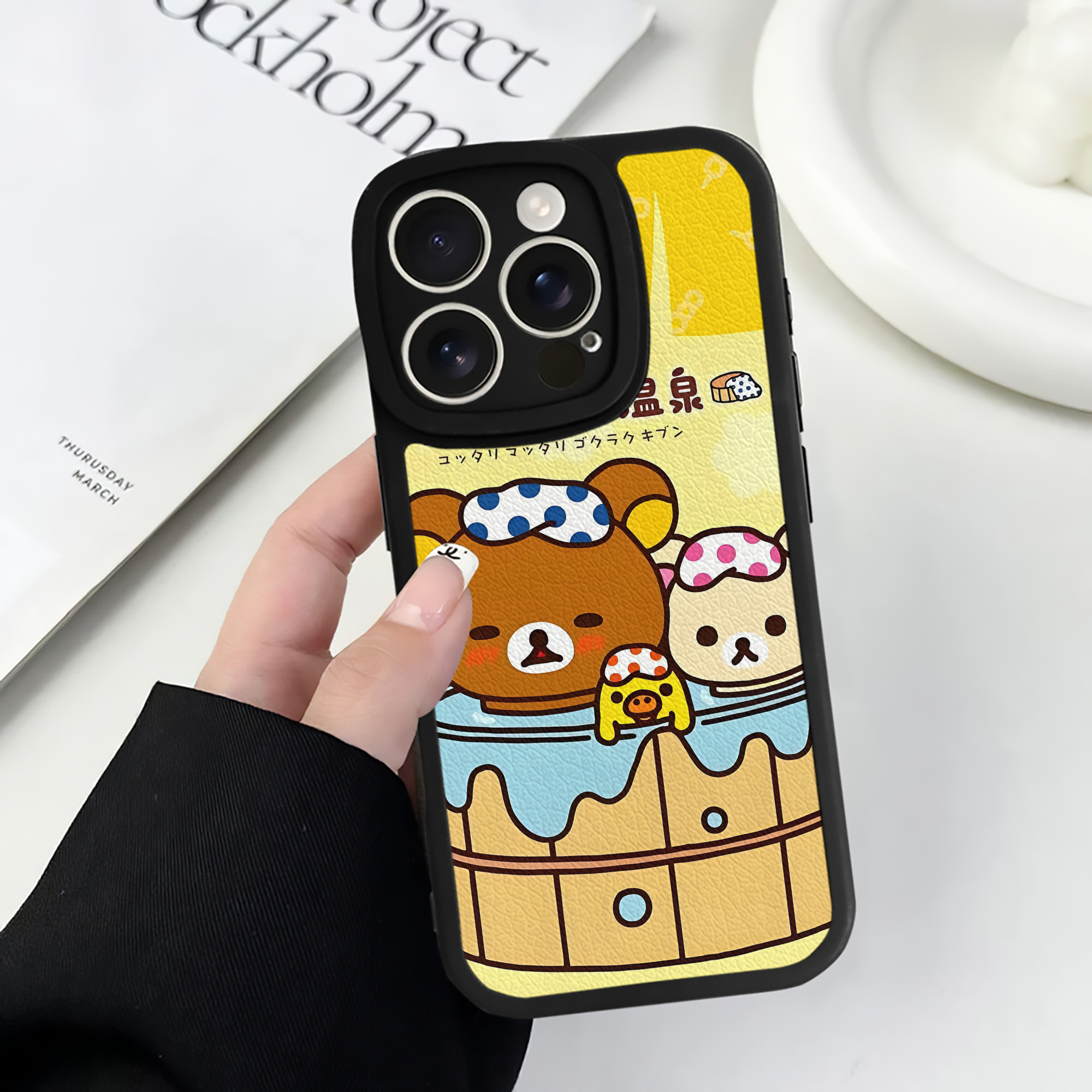 （画像用） リラックマ リラックマ キイロイトリ Rilakkuma Korilakkuma Kiiroitori 【iPhone 16シリーズ対応】シリコンスマホケース（レザー調） 材質：シリコン